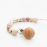 Porta chupete de madera con dije León