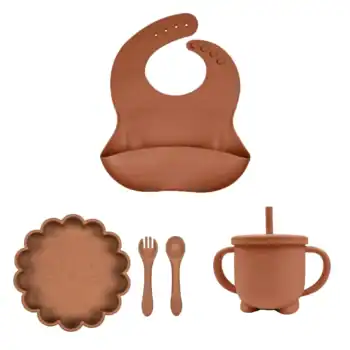 Set: Plato León + Babero y vaso antiderrame personalizables + cubierto